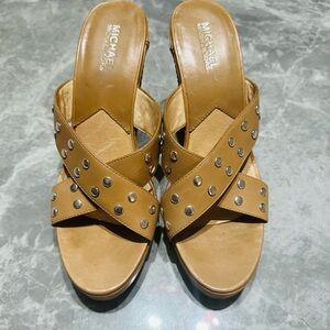 Michael Kors 4” High Wedge SZ 8M Crisscross Strap Tan Studded Leather Sandals